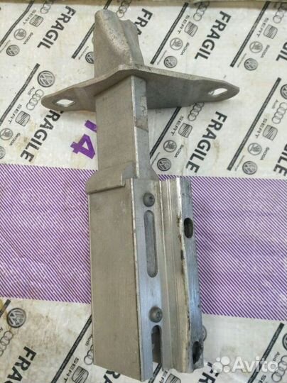 Кронштейн усилителя бампера задний правый Audi A4