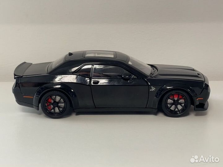 Модель машинки Dodge Challenger 1:24 черная