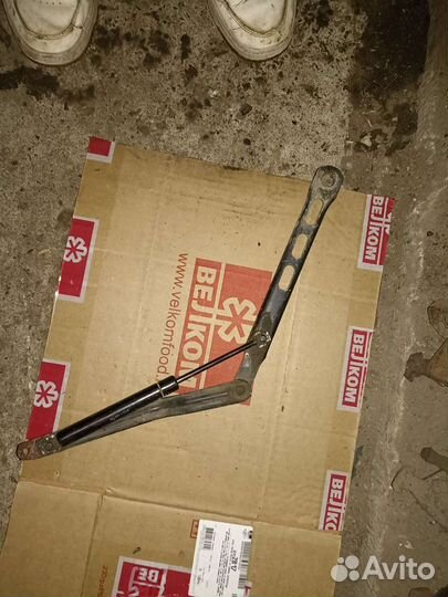 Амортизатор капота BMW 5 серии Е34