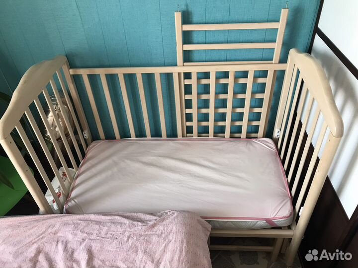 Детская кроватка с маятником
