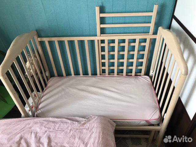 Детская кроватка с маятником