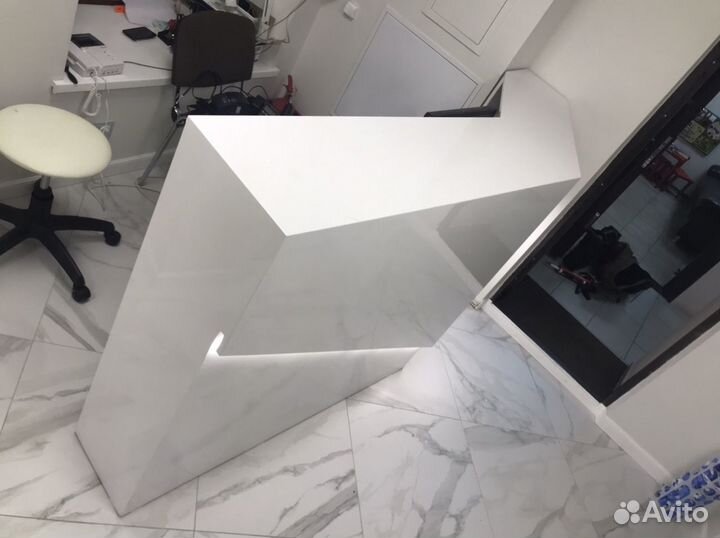 Ресепшен с необычным хайтек стилем. Без стыков. Кр