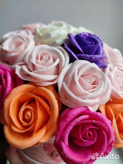 Яркий необычный букет из мыльных роз