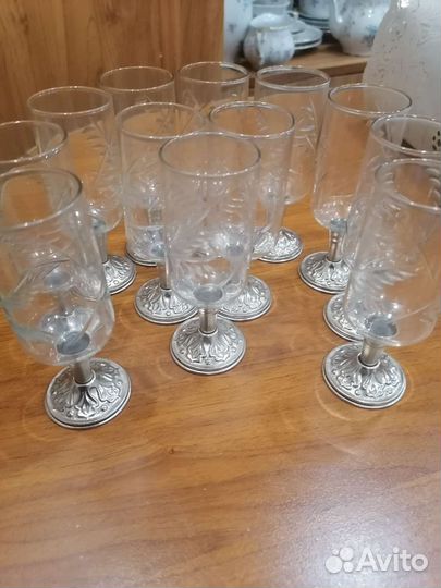 Хрустальные рюмки на серебряной ножке