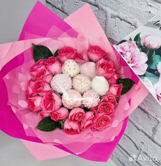 Клубничный букет в белом шоколаде с кустовыми роза