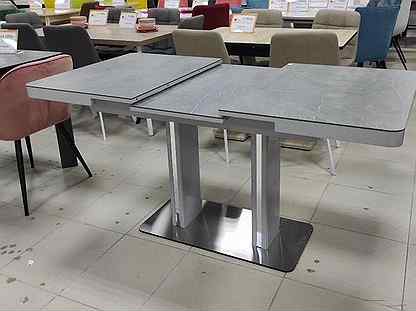 Обеденный стол с раздвижным механизмом
