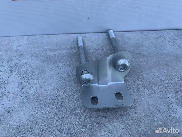 Кронштейн на передней панели Mercedes A2046201614