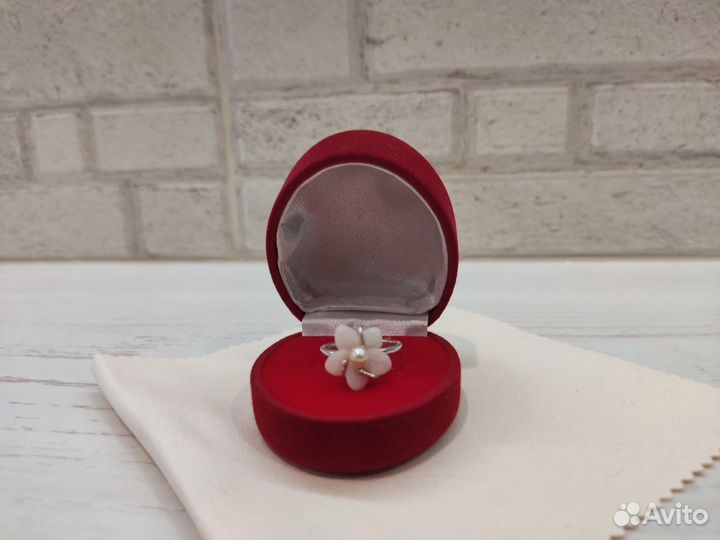 Серебряное кольцо с перламутром и жемчугом