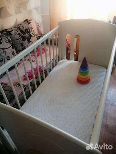 Детская кроватка с поперечным маятником
