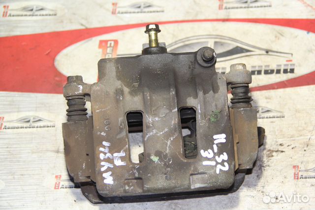 Суппорт перед лево c Nissan Cedric MY34 VQ25DD