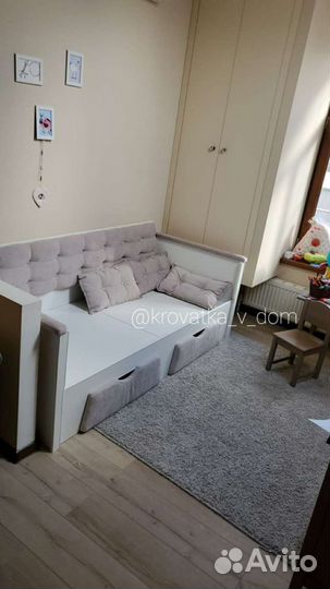 Детская кровать диван с подушками - А