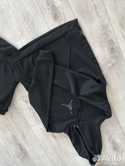 Мужской спортивный костюм