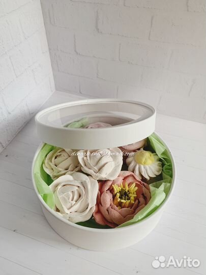 Зефирные цветы в шляпной коробке