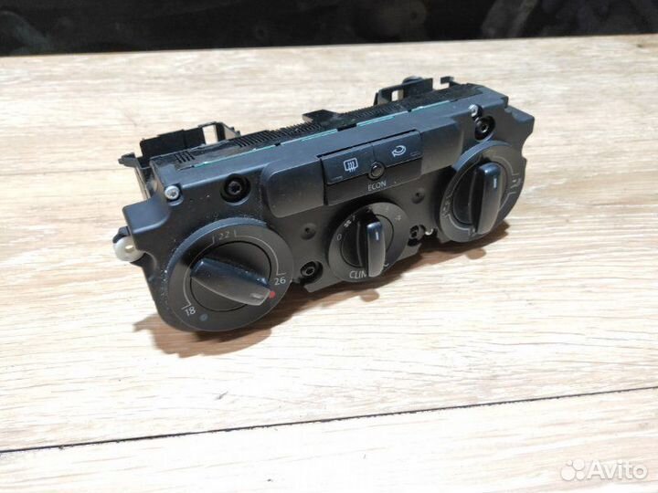 Блок управления печкой Volkswagen Passat B6 1.9