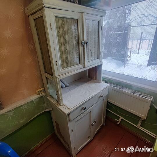 Старинный антикварный шкаф буфет