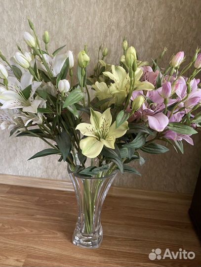 Ваза для цветов(и цветы лилия)