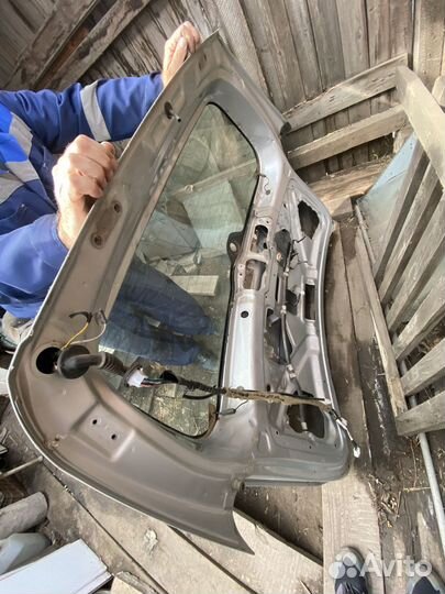 Дверь багажника Toyota Succeed