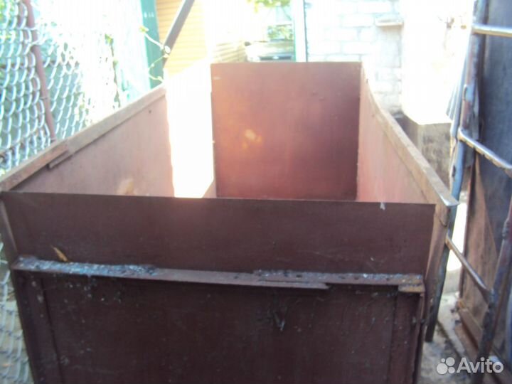 Ящик для хранения зерна и других кормов.животным