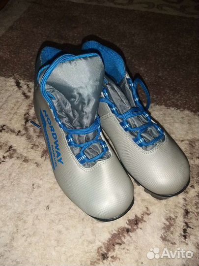 Лыжные ботинки р32.(новые)