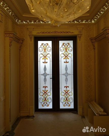 В двери стекла витражные
