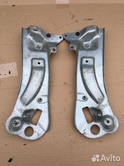 Кронштейн двери левой передней Fiat Doblo