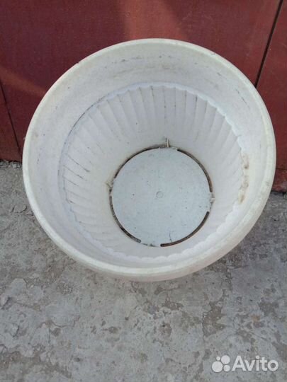 Большой цветочный горшок