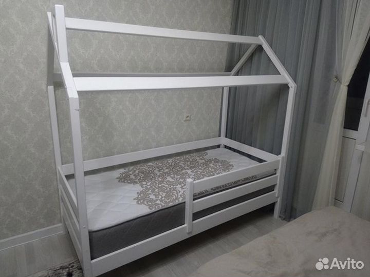 Кровать детская домик белая из массива от 3 лет