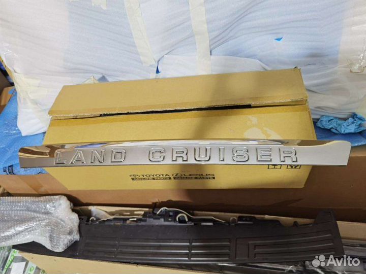 Молдинг багажника Toyota Land Cruiser 200