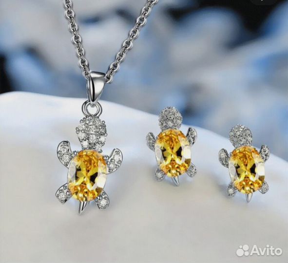 Женское ожерелье с кристаллами