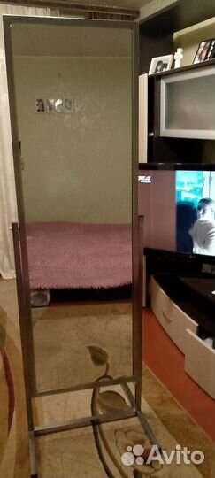 Письменный стол и напольное зеркало