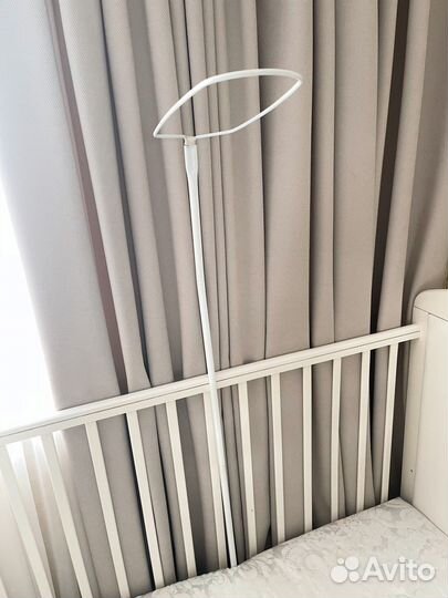 Детская кроватка с маятником