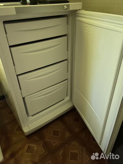 Продаю морозильную камеру Indesit MFZ 10