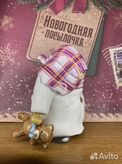 Фарфоровая статуэтка Девочка с мишкой