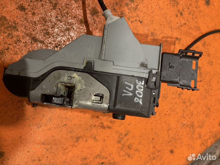 Замок двери передней левой Peugeot 3008