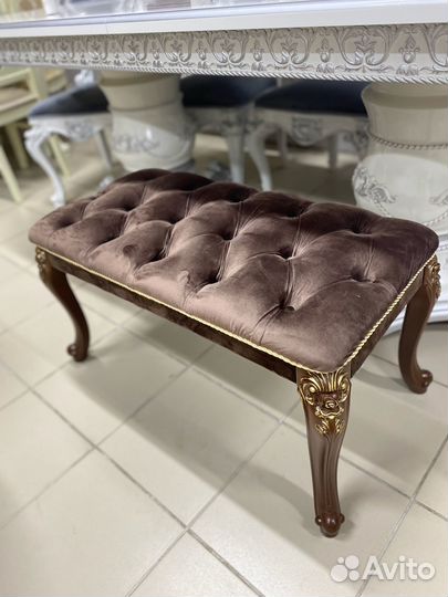 Банкетка с каретной стяжкой. столы стулья