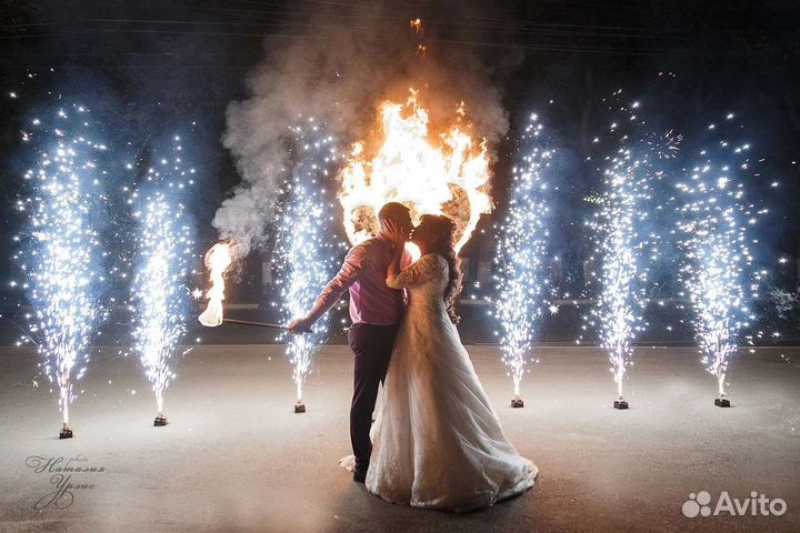 Свадьба. Фонтаны. Сердца. Фейерверки. Тяжелый дым