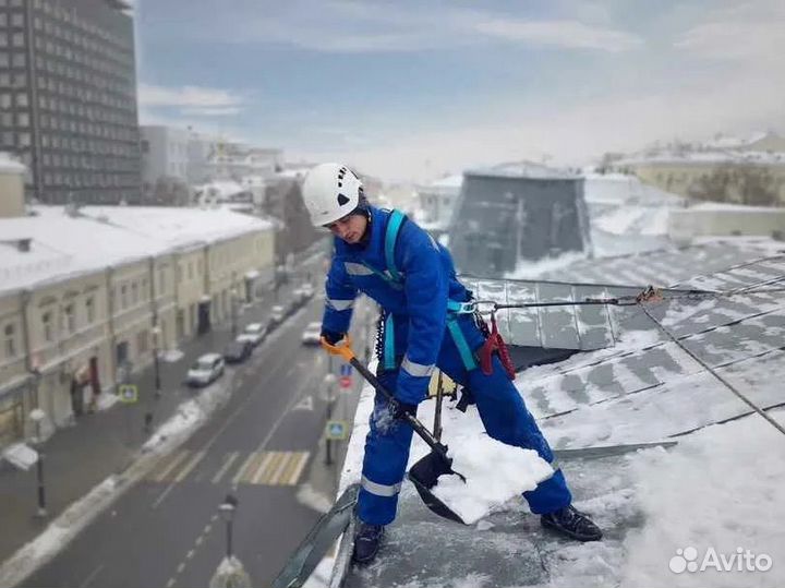 Уборка снега с крыш алпинисты