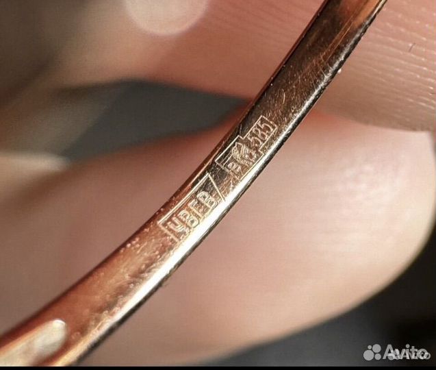 Золотое кольцо с бриллиантом