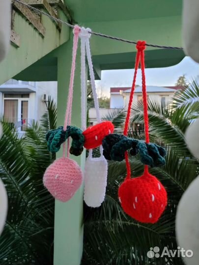 Вязаный брелок сумочка