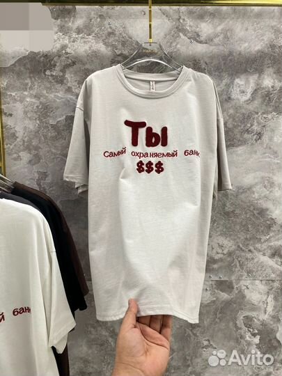 Футболка надписью 