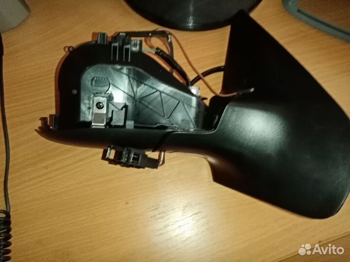 Боковое зеркало