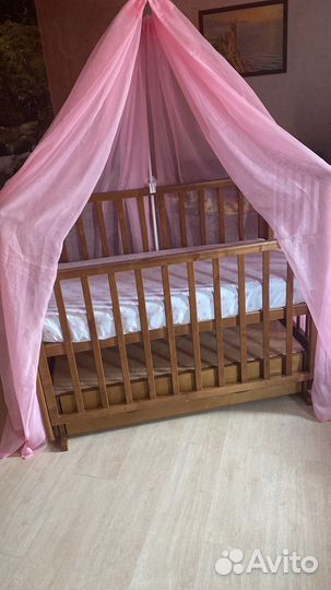 Детская кроватка с маятником