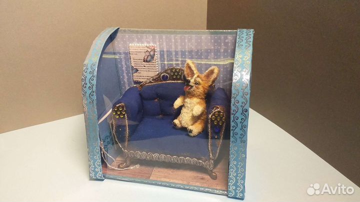 Игрушка Корги на диване