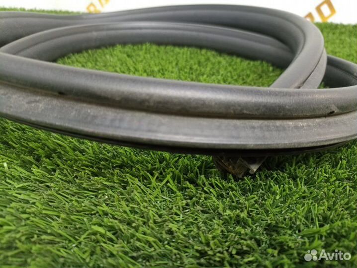 Уплотнитель дверного проема задний левый Honda