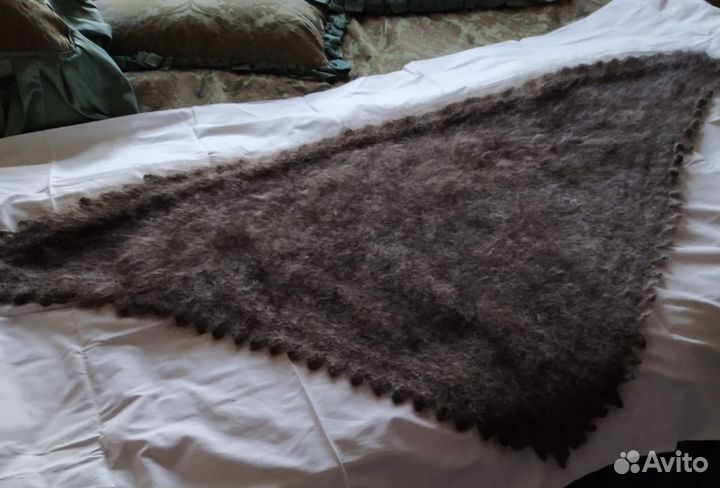 Два пуховых платка и косынка