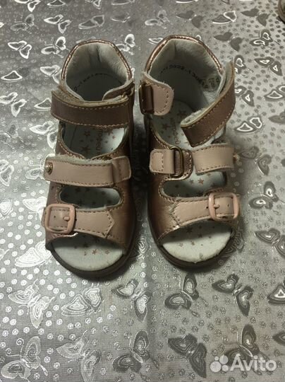 Сандалии для девочки новые