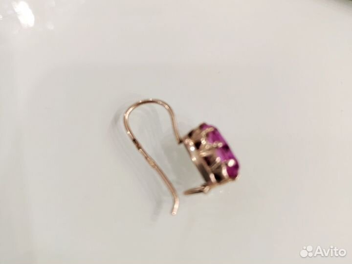 Золотая серьга одна