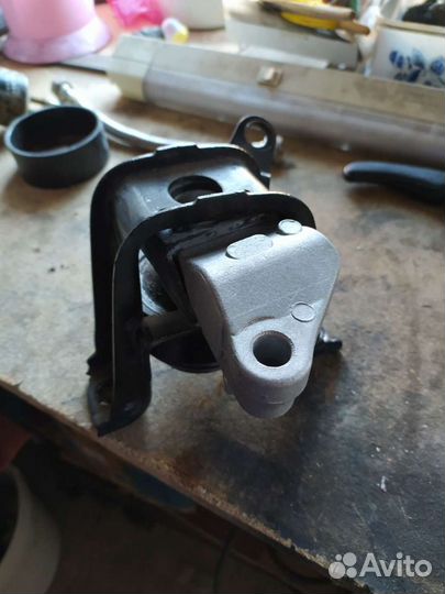 Подушка двигателя левая geely england EC7