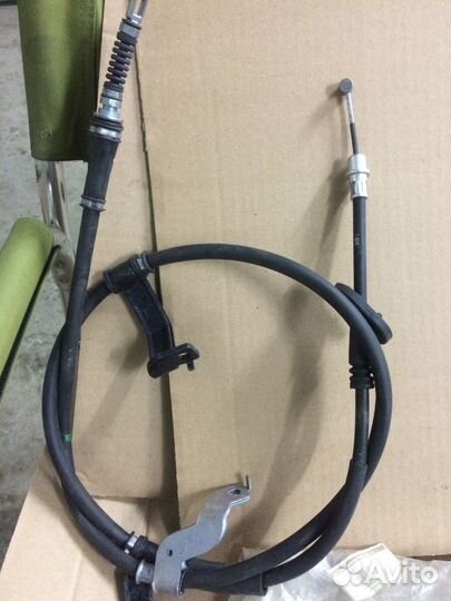 Трос ручного тормоза левый