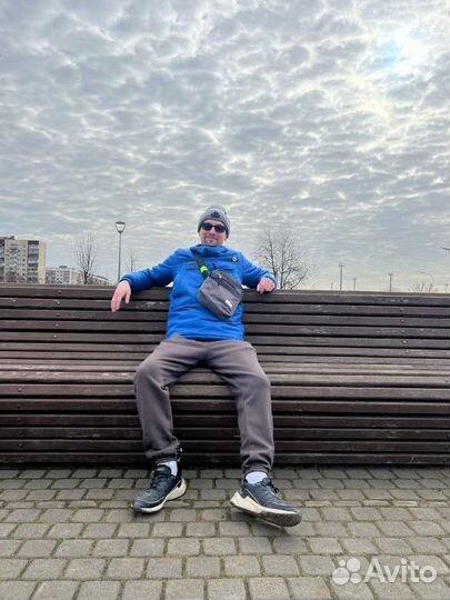 Развешивать одежду, работник торгового зала